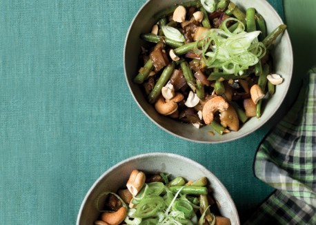 Eggplant stir-fry with green beans and cashews