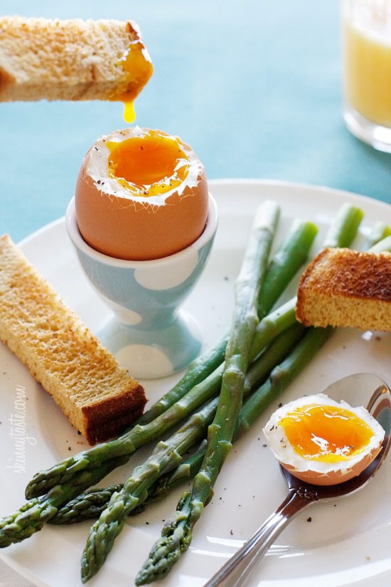 Eggs and soldiers with asparagus