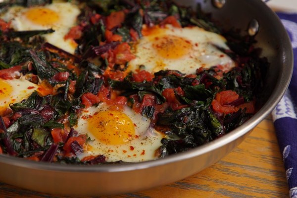 Eggs in a hole [cooked in beet greens] (Avga matia mageiremena se lakouva apo horta)