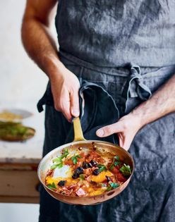 Eggs in tomato sauce with chilies (Jazmaz)
