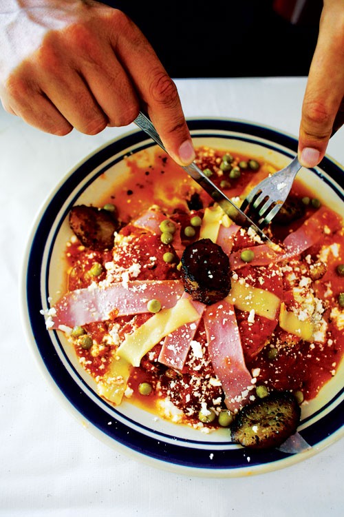 Eggs in tortillas with ham and peas (Huevos Motuleños)