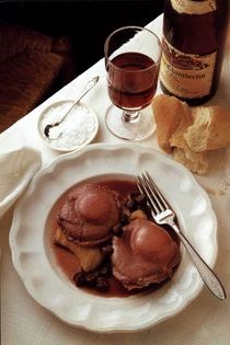 Eggs in wine sauce (Ouefs en meurette)