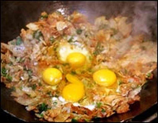 Eggs on potato chips (Wafer par ida)