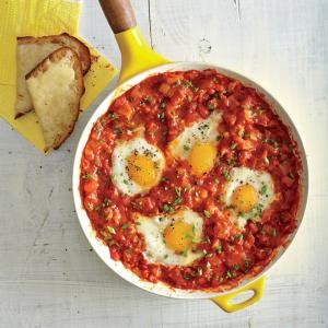 Eggs poached in tomato sauce with garlic cheese toasts