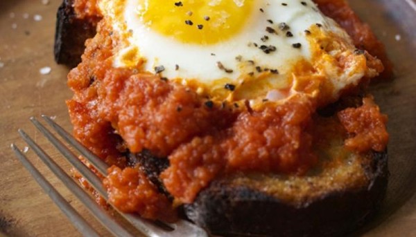 Eggs simmered in tomato sauce (Tomatada com ovos)