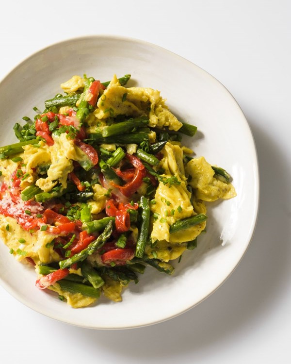 Eggs with asparagus, roasted peppers and Manchego