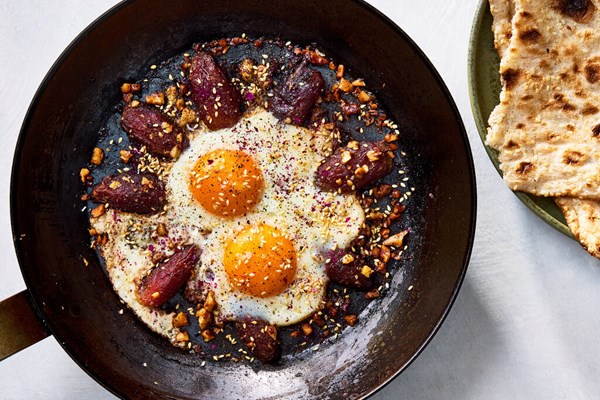 Eggs with dates and cinnamon (Gheysava)