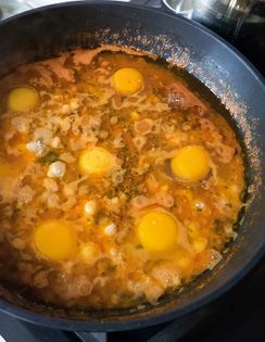 Eggs with onions and tomatoes (Chirbuli)