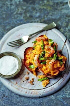Eggs with prawns and asparagus