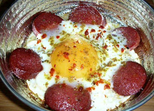 Eggs with spicy Turkish sausage (Sucuklu yumurta)