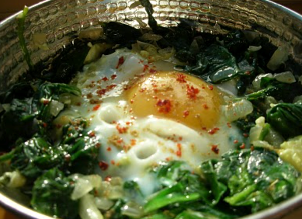 Eggs with spinach and onions (Ispanakli yumurta)