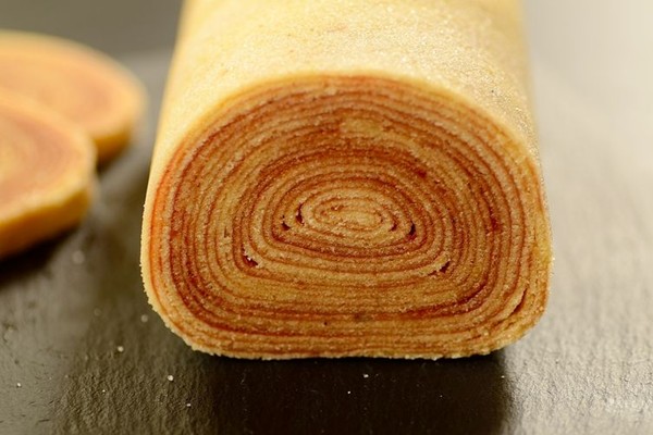 Eighteen-layer Brazilian guava cake roll (Bolo de rolo)