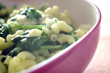 Elbow macaroni with Comté cheese and baby spinach (Coquillettes au Comté et pousses d'epinard)