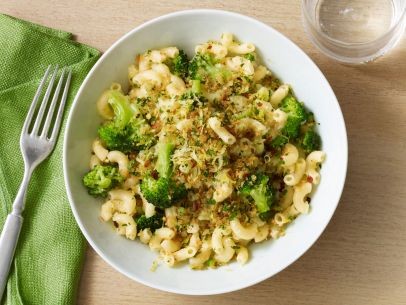 Elbow macaroni with crispy breadcrumbs and broccoli
