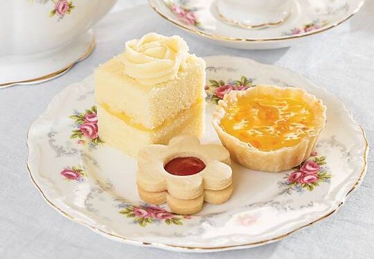 Elderflower, lemon & white chocolate cakes [white chocolate ganache]