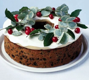 Elegant berry wreath cake