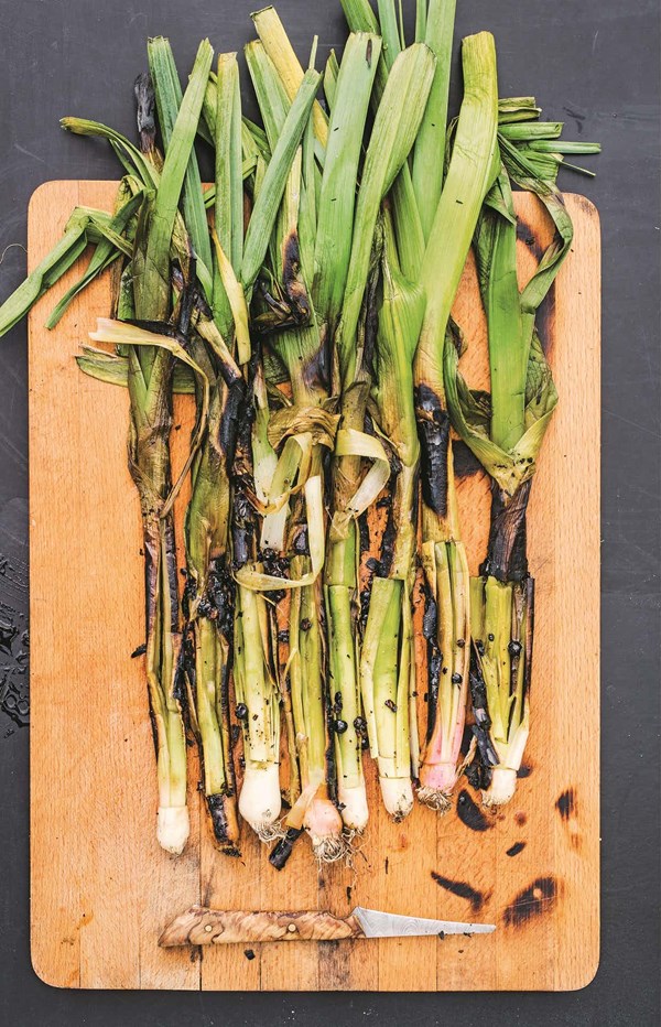 Ember-baked leeks