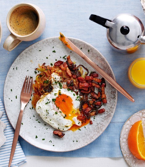 Emmental & onion rösti with fried egg and crispy bacon