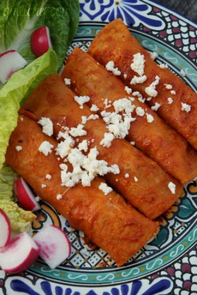 Enchiladas in chile-garlic sauce (Enchiladas de chile y ajo)
