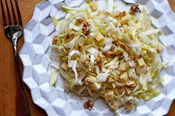 Endive and walnut salad (La salade d'endive aux noix)