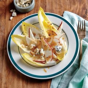 Endive salad with pear and Gorgonzola