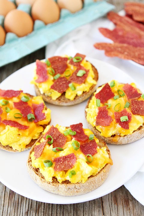 English muffin breakfast pizzas