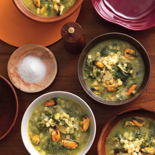 Escarole and broccoli rabe soup with ditalini pasta and mussels (Minestrone di scarola, cime di rapa, patate e cozze)