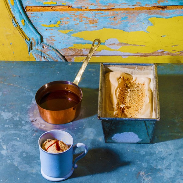 Espresso coffee ice cream with hot chocolate sauce (Gelato di caffe con la cioccolata calda)