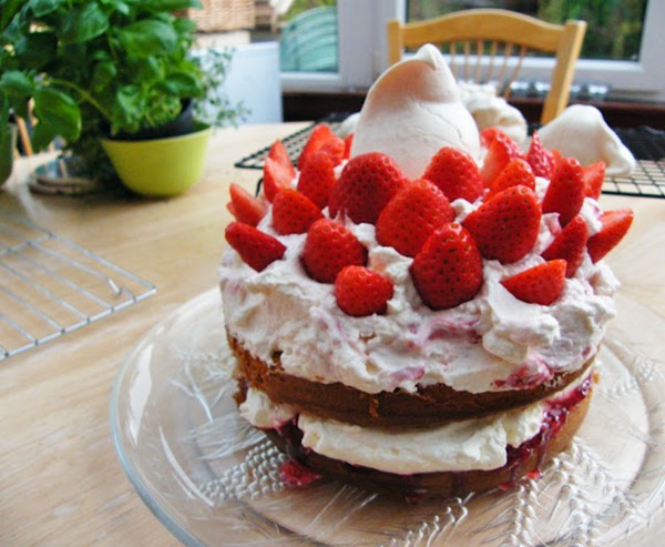 Eton mess cake