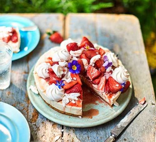Eton mess cheesecake