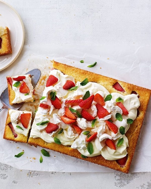 Eton mess traybake