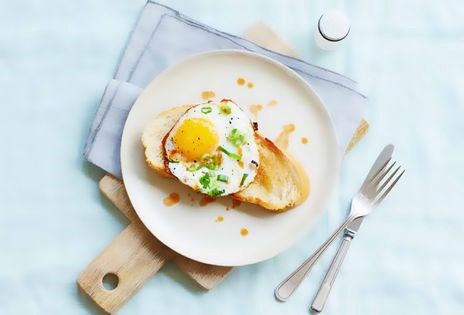 Extra-crispy fried egg on toast