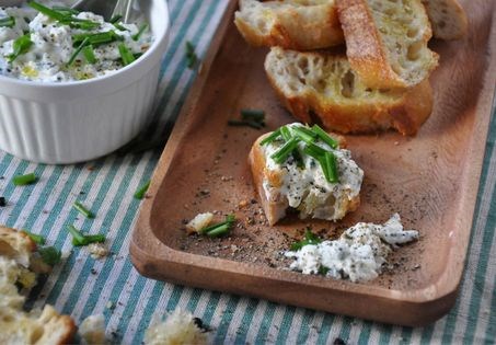 Faisselle cheese with fresh chives and toast (Tartine de faiselle de chèvre)