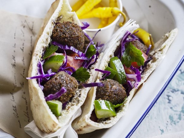 Falafel & cabbage salad pita pockets