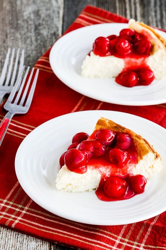 Fantastic low-carb cheesecake with cherry topping