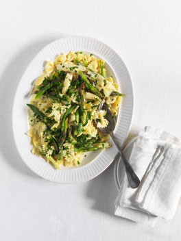 Farfalle with asparagus, crème fraîche and tarragon