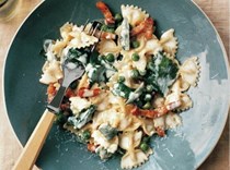Farfalle with bacon, peas and sage