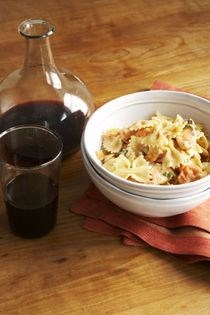 Farfalle with fresh salmon (Farfalle al salmone)