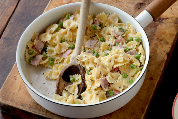 Farfalle with Gorgonzola, ham, and peas