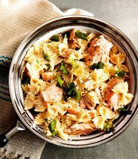 Farfalle with salmon and caipirinha sauce (Farfalle com salmon ao molho de caipirinha)