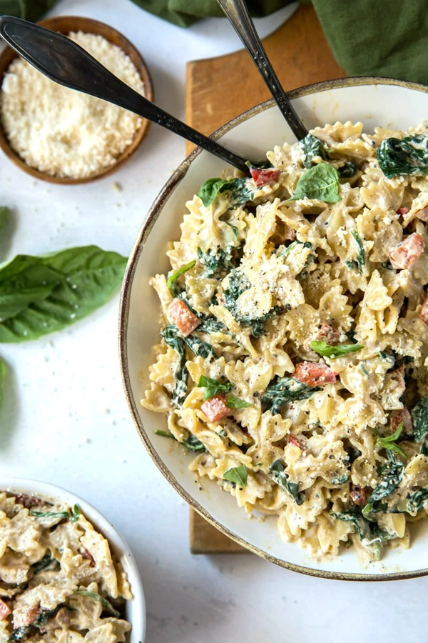Farfalle with spinach, garlic and ricotta
