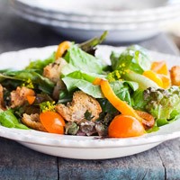Farm salad with sweet peppers & sage croutons