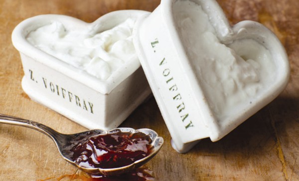 Farmer's cheese with plum preserves (Fromage blanc avec confiture de prunes)