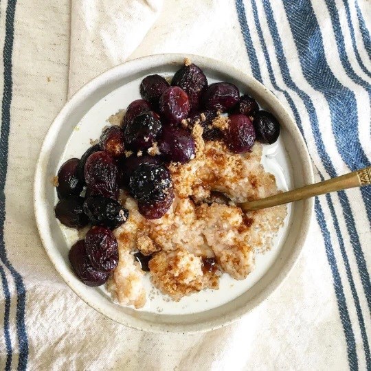Farmer's porridge and roasted grapes