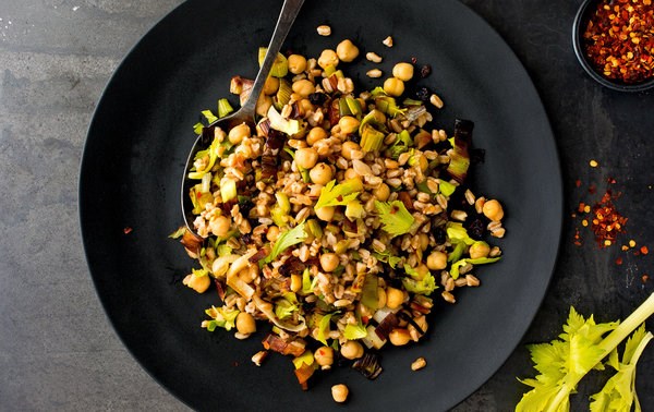 Farro salad with leeks, chickpeas and currants