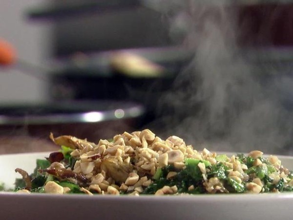 Farro with asparagus, hazelnuts & kale, topped with roasted mushrooms