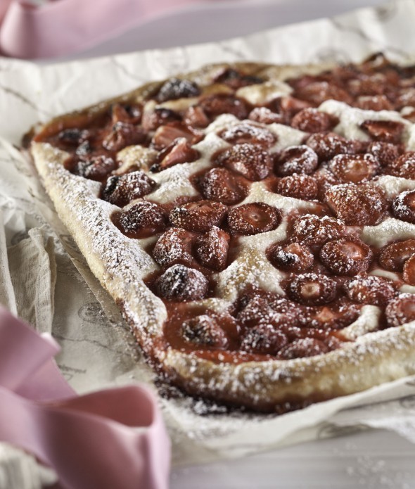 Fast focaccia with strawberries