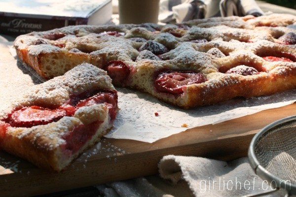 Fast focaccia with strawberries