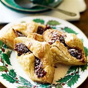 Fast mincemeat-and-fig pastries