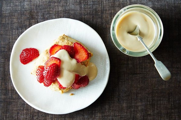 Fast vanilla oatmeal biscuits with strawberries and brown sugar sour cream